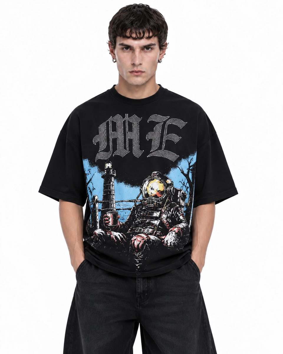 Mixed Emotion Astronaut Rhinestone Tee negra